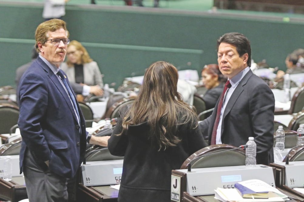 Los líderes de Acción Nacional y de Morena en la Cámara de Diputados, Juan Carlos Romero Hicks y Mario Delgado, entre otros, ayer en la sesión del pleno en San Lázaro. (CARLOS MEJÍA. EL UNIVERSAL)