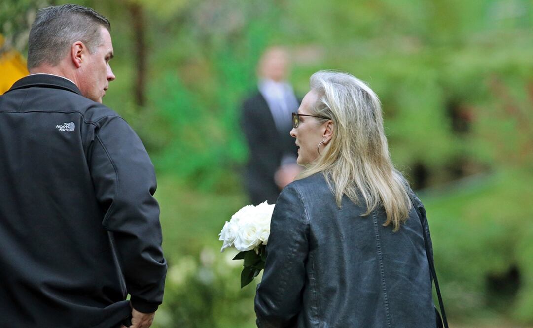 La actriz Meryl Streep llega con flores al funeral de Debbie Reynolds y su hija Carrie Fisher en Los Angeles. Foto: AP