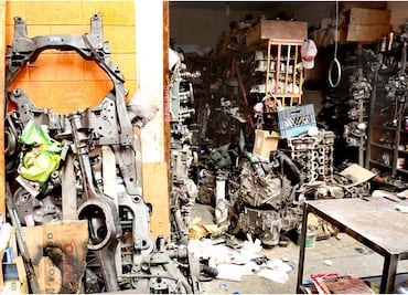 Fiscalía y SSC catean inmueble en Cuauhtémoc; aseguran 30 toneladas de autopartes y placas robadas