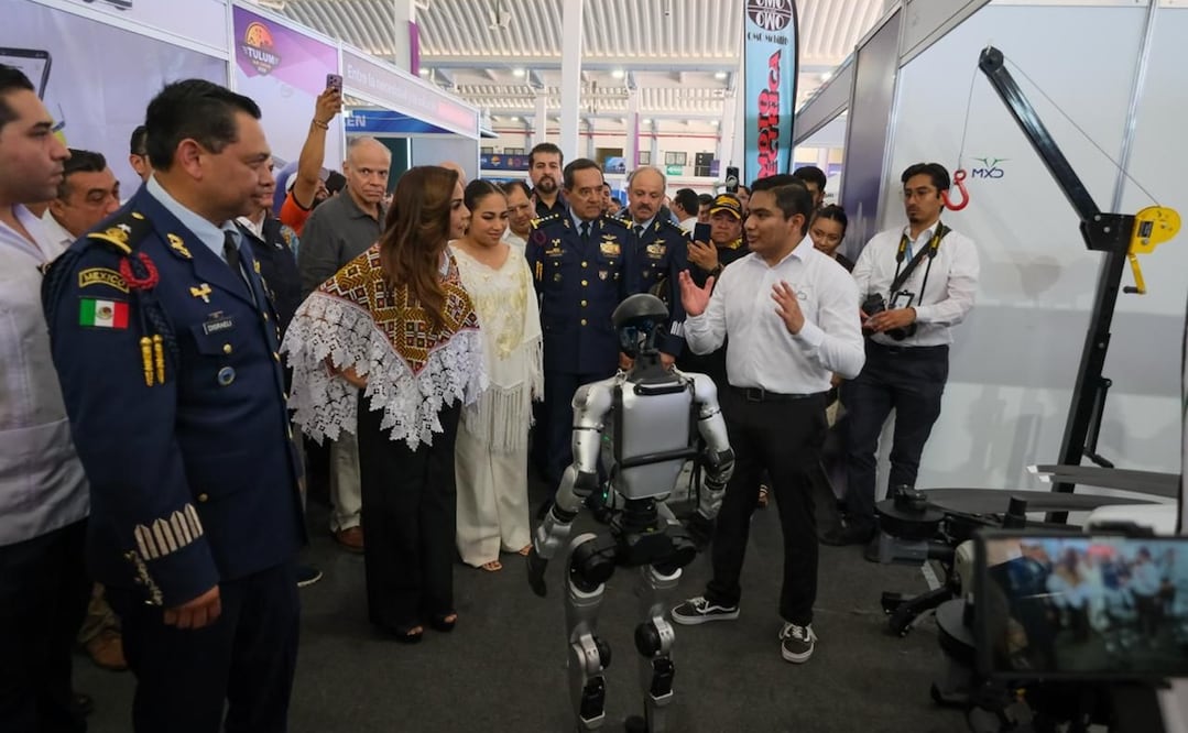 Las autoridades recorrieron el pabellón y exposición estática de aeronaves civiles, militares y globos aerostáticos. Foto: Especial