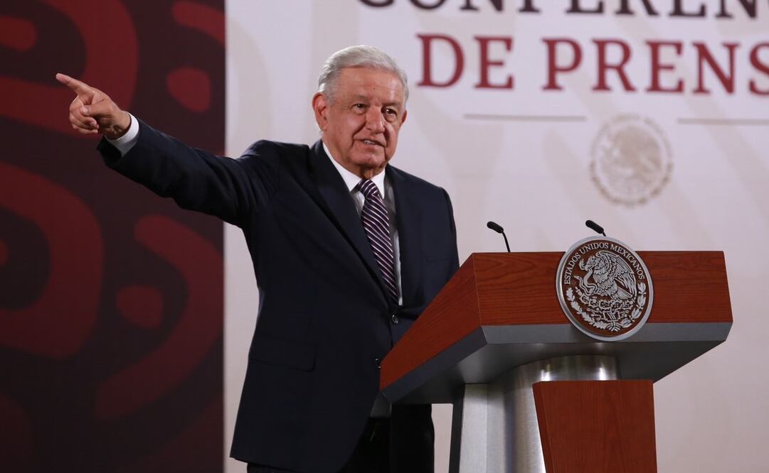El presidente tenía la plena intención de retirarse del recinto, una pregunta lo hizo retroceder y colocarse nuevamente en el atril. Foto: Edgar Silva Fuentes Sánchez. EL UNIVERSAL