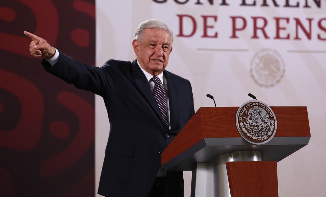 El presidente tenía la plena intención de retirarse del recinto, una pregunta lo hizo retroceder y colocarse nuevamente en el atril. Foto: Edgar Silva Fuentes Sánchez. EL UNIVERSAL