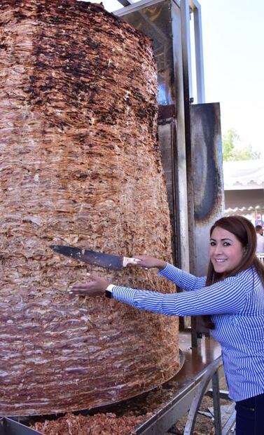 Comen en San Marcos trompo al pastor gigante
