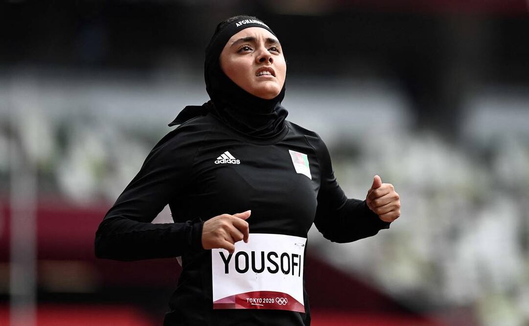La afgana Kimia Yousofi compite en las eliminatorias femeninas de 100 m durante los Juegos Olímpicos de Tokio 2020. Foto: AFP