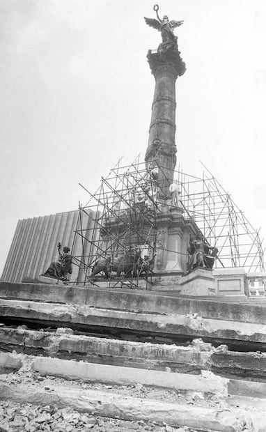 Escaleras y jardines destrozados fueron algunos de los daños registrados en el Ángel de la Independencia tras los festejos del 3 de junio. Foto: Archivo EL UNIVERSAL.