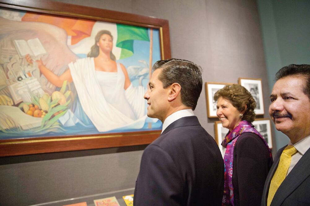 El titular del Ejecutivo, en compañía de la secretaria de Cultura, María Cristina García, recorrió la muestra compuesta por 700 piezas (PRESIDENCIA)