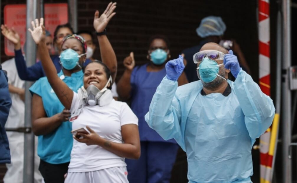 Honran con canción de Frank Sinatra a médicos que luchan contra Covid-19 en Nueva York