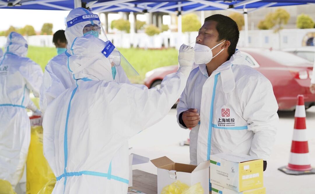Trabajador se hace una prueba de Covid-19 en un hospital improvisado en Shanghái, China. Foto: AP