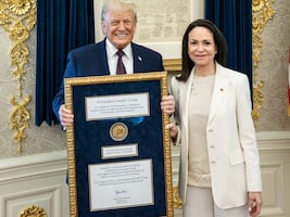 Trump posa con la medalla del Nobel junto a María Corina Machado; New York Post difunde la primera imagen