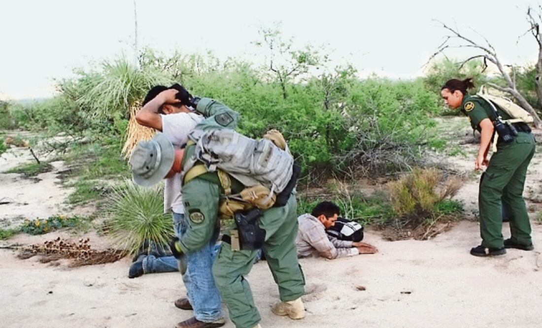 Elementos de la Patrulla Fronteriza de Estados Unidos detienen a dos personas que presuntamente ingresaron a territorio estadounidense sin documentos a través del desierto fronterizo con México. Foto: CORTESÍA CBP
