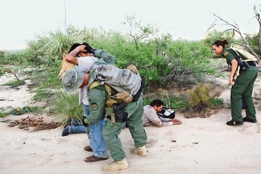 Elementos de la Patrulla Fronteriza de Estados Unidos detienen a dos personas que presuntamente ingresaron a territorio estadounidense sin documentos a través del desierto fronterizo con México. Foto: CORTESÍA CBP