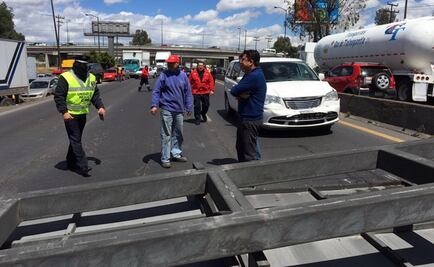 Cae anuncio en la México-Querétaro