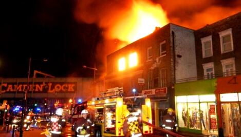 Arrasa incendio con popular centro comercial en Londres