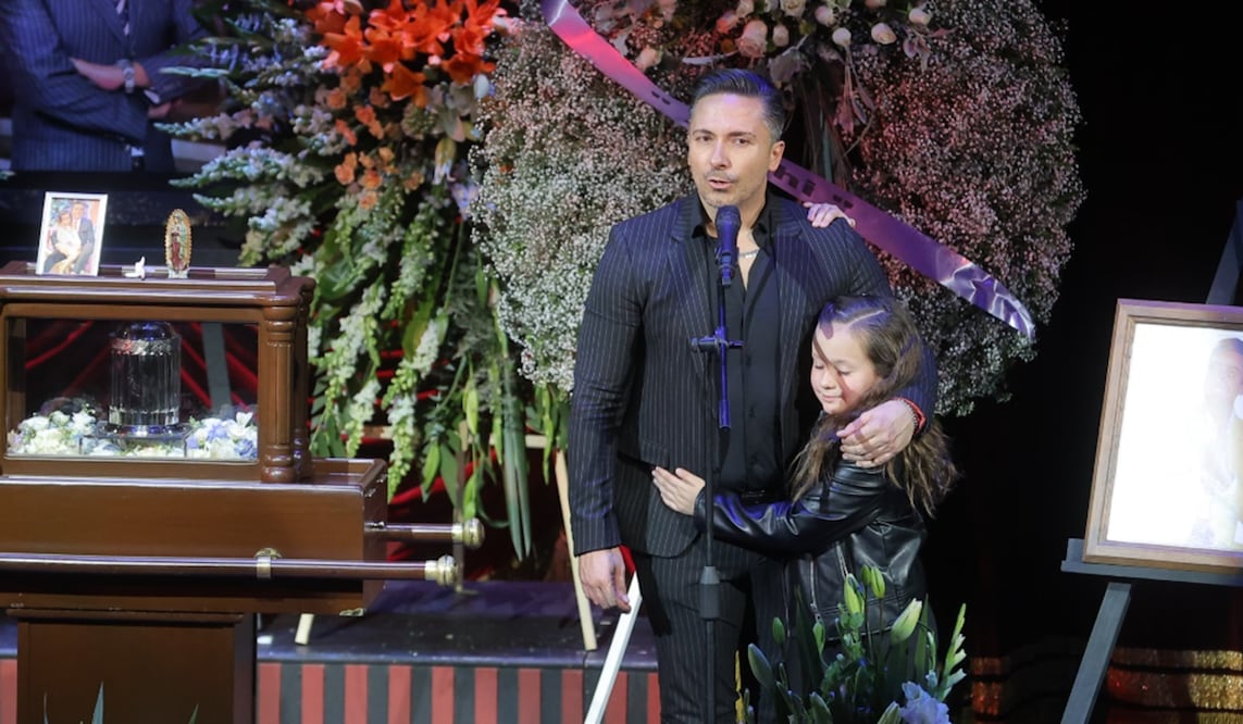 Alex Bisogno y Michaela, su sobrina, en el homenaje póstumo del conductor.
Foto: EL UNIVERSAL / Gabriel Pano
