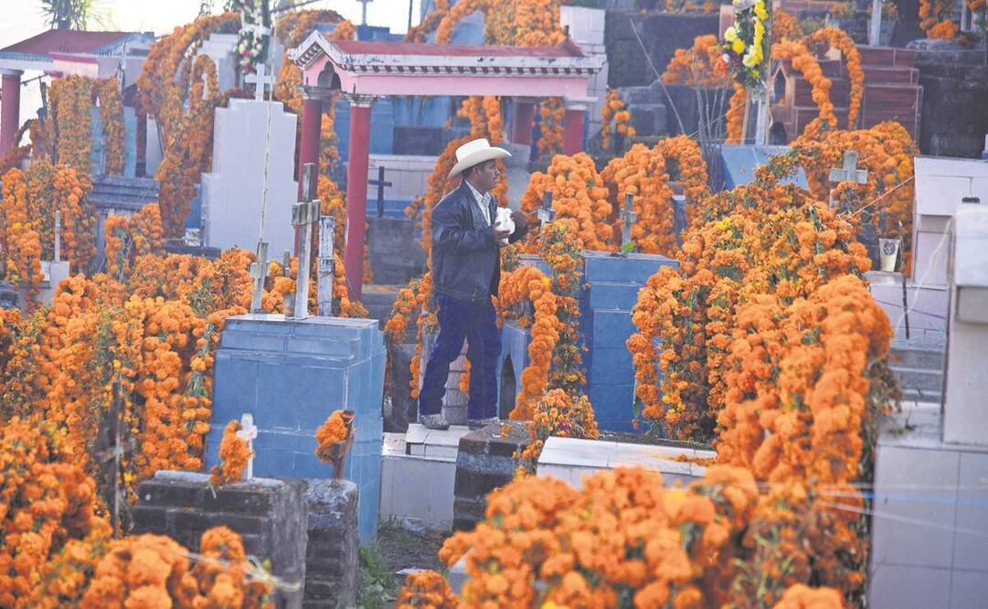 Un arco de flores de cempasúchil se convierte en la puerta por donde los muertos cruzarán hacia el mundo terrenal.Foto: Salvador Cisneros/ EL UNIVERSAL