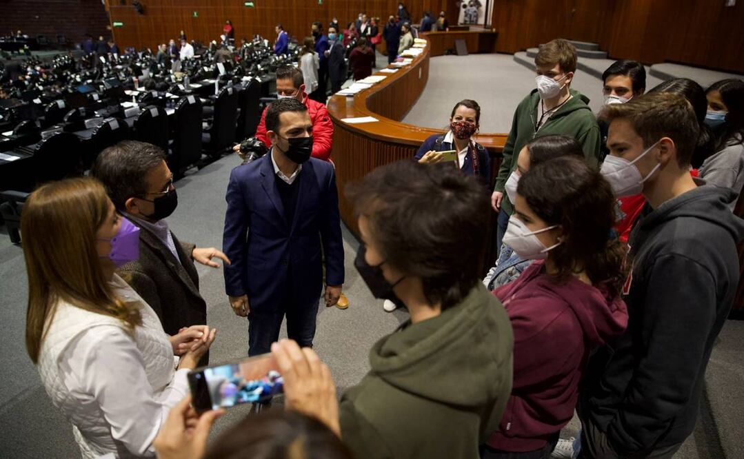 Alumnos de licenciatura de Margarita Zavala reunidos con la legisladora tras la petición de Morena. Foto: Germán Espinosa/EL UNIVERSAL
