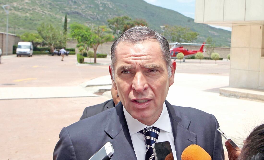 El gobernador de Oaxaca, Gabino Cué, acompañó al secretario de Educación, tras anunciar la renovación del Instituto Estatal de Educación Pública de Oaxaca (IEEPO) (VALENTE ROSAS. EL UNIVERSAL)