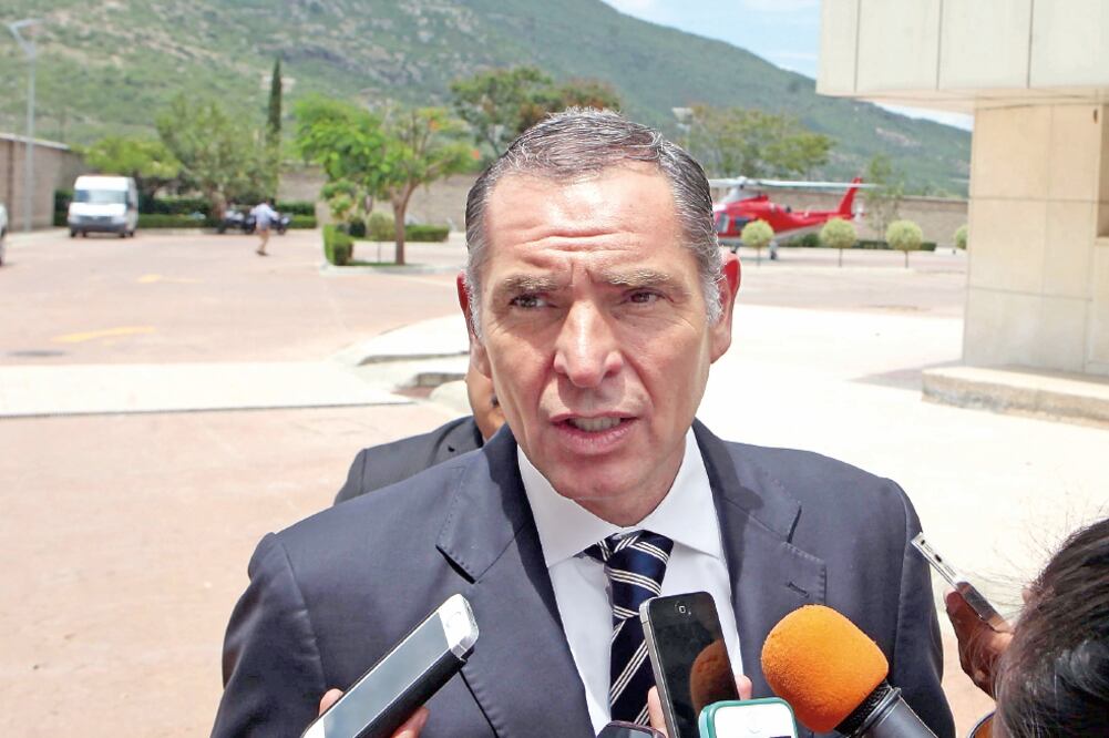 El gobernador de Oaxaca, Gabino Cué, acompañó al secretario de Educación, tras anunciar la renovación del Instituto Estatal de Educación Pública de Oaxaca (IEEPO) (VALENTE ROSAS. EL UNIVERSAL)