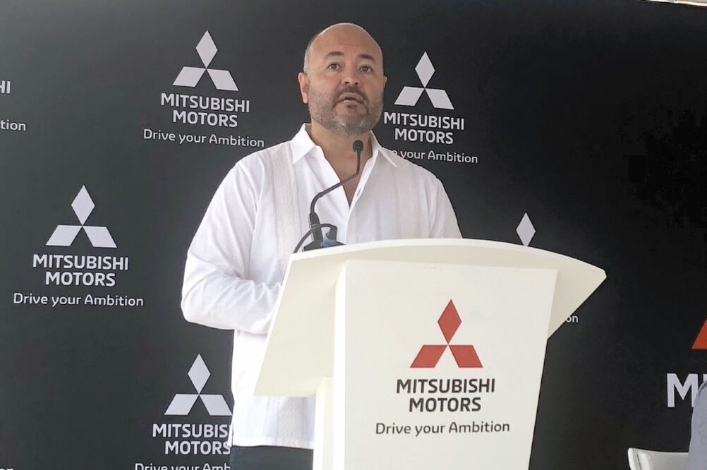 Jorge Vallejo, presidente y director general de Mitsubishi México, durante el primer arribo de 4 mil 780 autos de la firma, provenientes de Japón. (NOTIMEX)