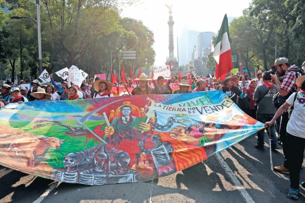 Miembros del Frente de Pueblos en Defensa de la Tierra de San Salvador Atenco durante una manifestación contra el NAIM, en la Ciudad de México. Foto: JUAN CARLOS REYES. EL UNIVERSAL