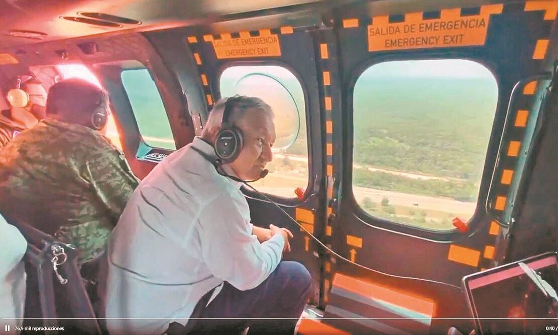A través de sus redes sociales, el presidente López Obrador mostró cómo supervisa, desde un helicóptero, las obras del Tren Maya. Foto: Tomada de Twitter.