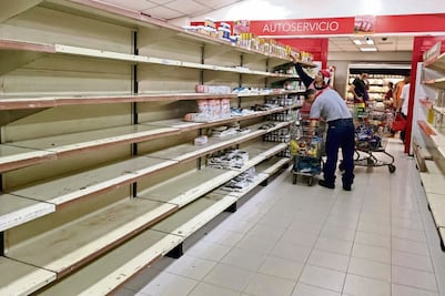 Venezolanos hacen largas filas por comida