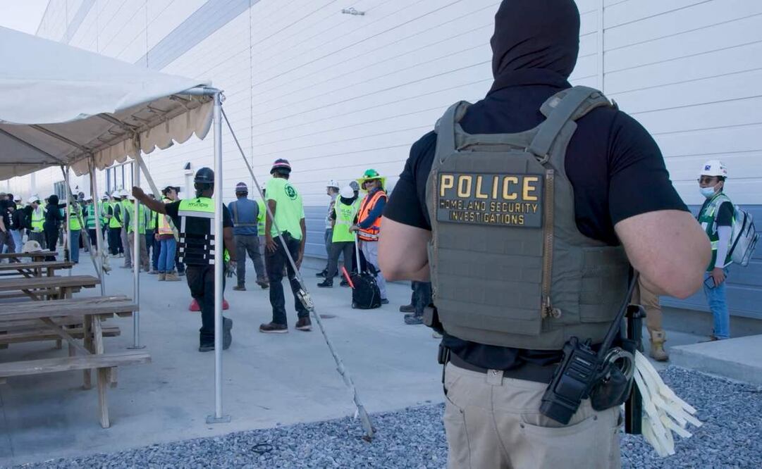 Esta foto, difundida por el Servicio de Inmigración y Control de Aduanas (ICE) de Estados Unidos el 5 de septiembre de 2025, supuestamente muestra a un agente de policía de Investigaciones de Seguridad Nacional durante una orden de registro federal en una empresa de Ellabell, Georgia, el 4 de septiembre de 2025. Más de 300 surcoreanos se encontraban entre las 475 personas arrestadas por funcionarios de inmigración estadounidenses en una redada en una planta de baterías Hyundai-LG que se estaba construyendo en el estado sureño de Georgia, según informó el ministro de Relaciones Exteriores en Seúl el 6 de septiembre de 2025. Steven Schrank, agente especial de Investigaciones de Seguridad Nacional en Atlanta, había dicho previamente que la operación del jueves fue la mayor redada en un solo lugar llevada a cabo hasta la fecha bajo la campaña nacional antiinmigrante del presidente estadounidense Donald Trump. Foto: AFP