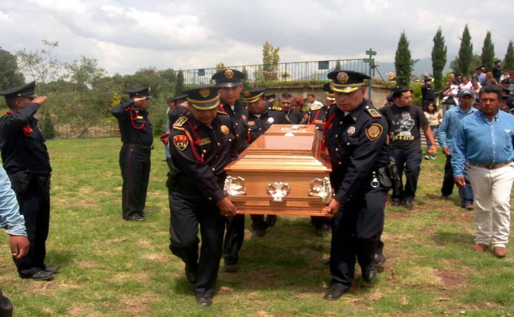 Sepelio del policía de la bancaria Victor Manuel Miranda Martínez, quien intervino en la balacera del metro Balderas. ESPECIAL.