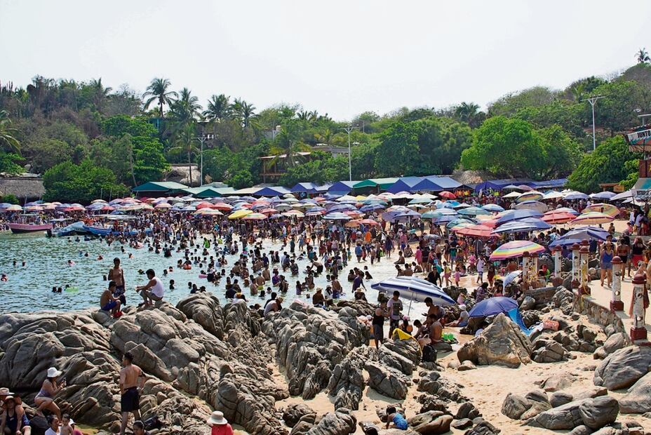 Autoridades y habitantes de Puerto Escondido están convencidos de que nunca se había visto a tanto foráneo disfrutando de la playa y el sol de este destino turístico. Foto: Mario Arturo Martínez / EL UNIVERSAL