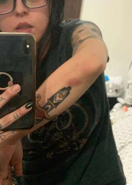 Influencer Eva de Metal denuncia en redes a su marido por golpearla