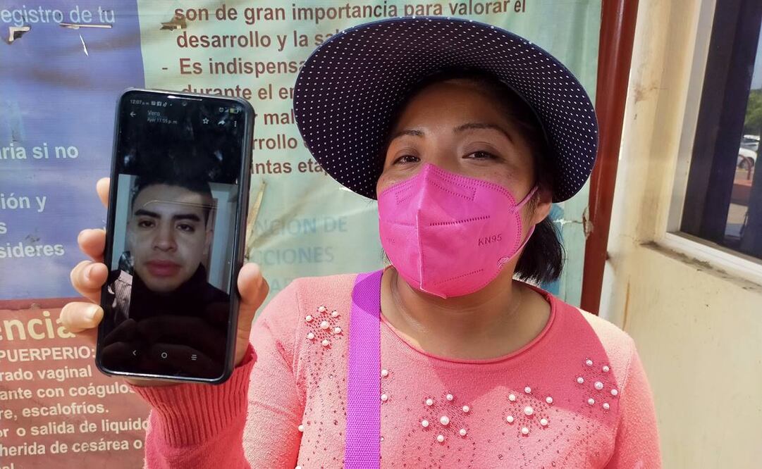 Angélica Cruz sostiene su celular a la altura de su rostro. Muestra una fotografía de su esposo, Santos Reyes, quien viajaba en el vagón de la Línea 12. Foto: Perla Miranda