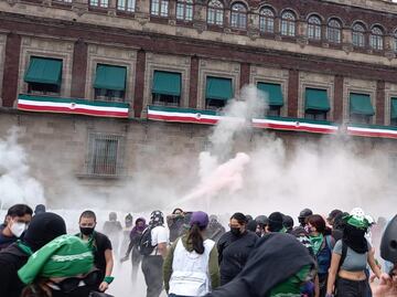 Feministas derriban vallas de Palacio Nacional; policía responde con humo de extintores