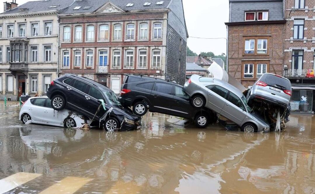 Tras las inundaciones en Verviers, numerosos autos terminaron apilados. Foto: AFP