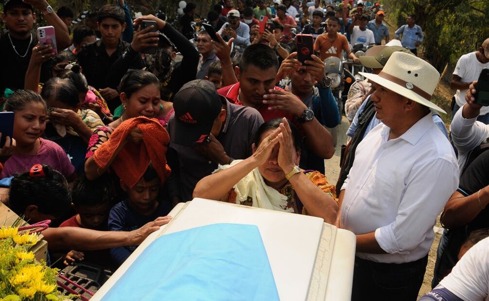 El cuerpo del influencer llegó en la tarde del lunes a la aldea Chacalte en Izabal, previo a su entierro, bajo escenas de dolor y con música de fondo. Foto: EFE/ Stringer