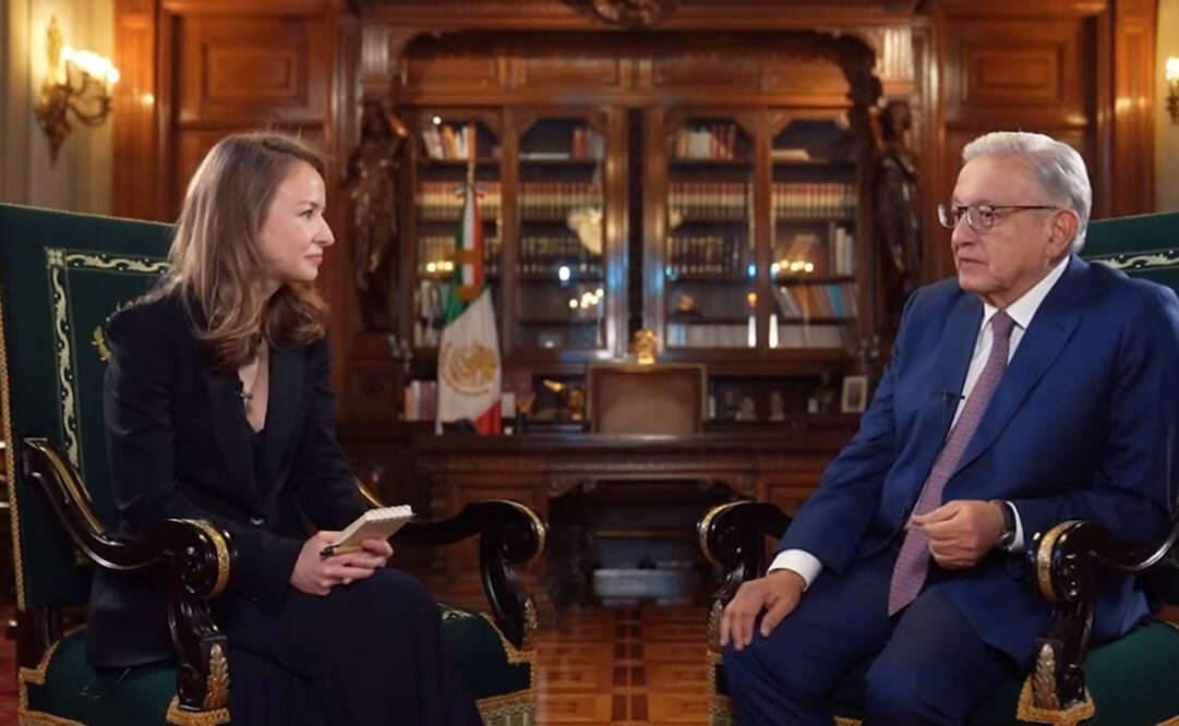 López Obrador recibió en el Palacio Nacional a la periodista Inna Afinogenova. Foto: Especial