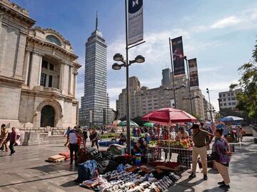 Sin ceder espacio, ambulantes siguen en Bellas Artes