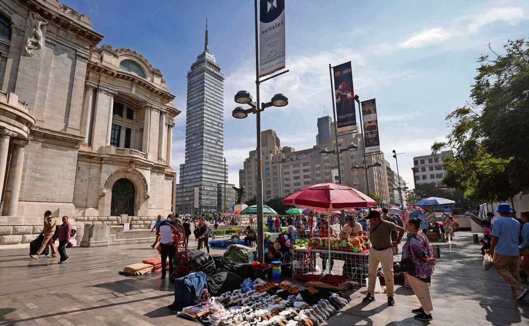 Los ambulantes permanecen afuera del Palacio de Bellas Artes y a un lado de la Alameda Central; autoridades dijeron que habría operativos. Foto: Diego Simón Sánchez / EL UNIVERSAL