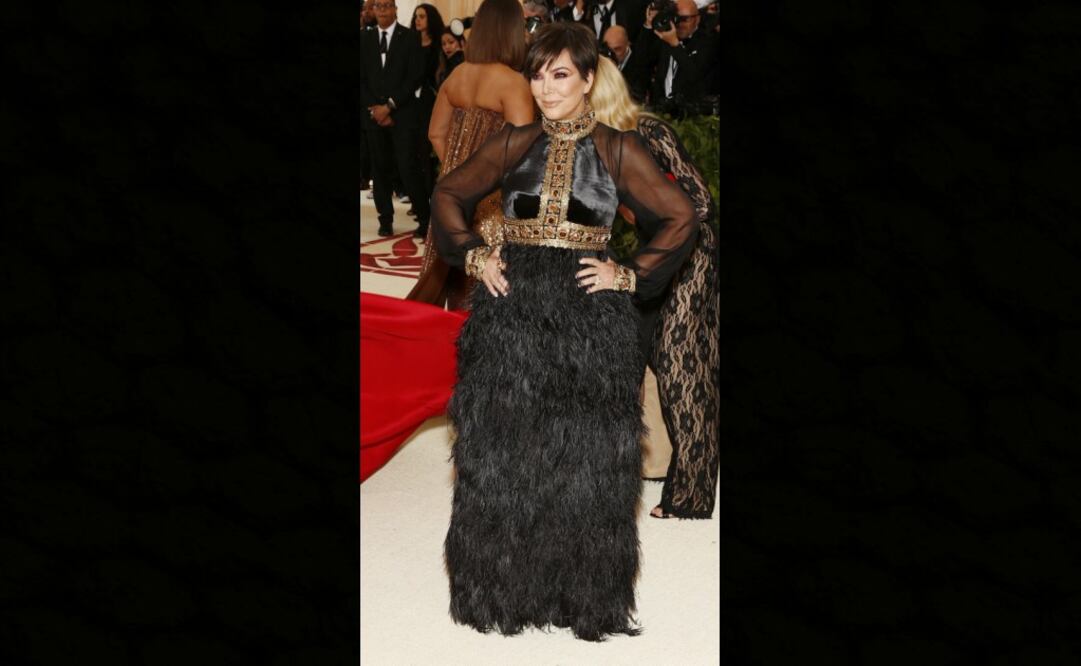 Kris Jenner usó una falda de plumas. La mamá de las Kardashians debió acortar el largo, para que así el vestido se ajustara a su figura.