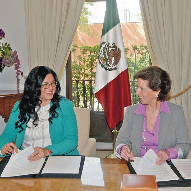 Alejandra Frausto y María Cristina García Cepeda, en la entregarecepción de la Secretaría de Cultura. (NOTIMEX)