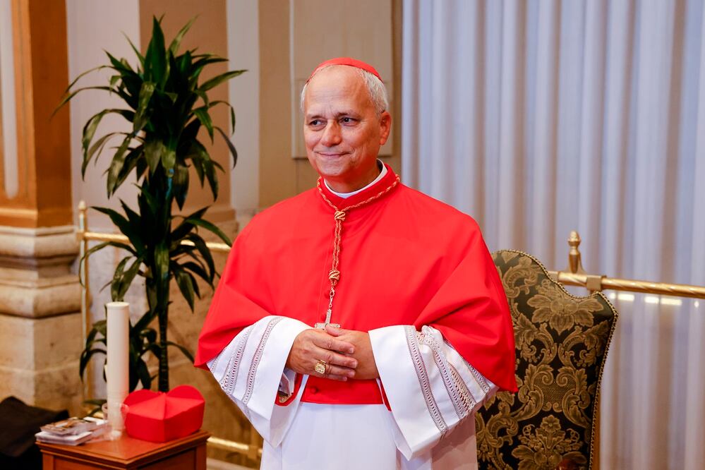 El cardenal Robert Francis Prevost posa para una foto al final del consistorio donde el papa Francisco elevó a 21 nuevos cardenales en la Plaza de San Pedro del Vaticano, el 30 de septiembre de 2023.  Foto: AP