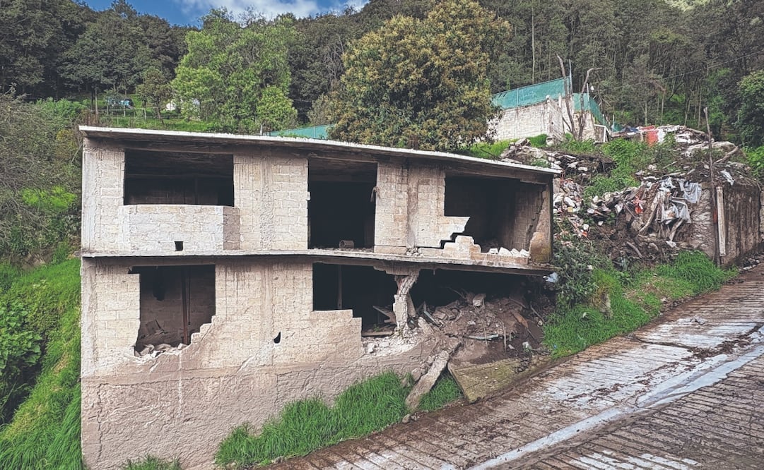 A pesar de que la zona cero fue declarada como inhabitable, algunos vecinos de San Luis Ayucan se niegan a dejar sus viviendas, pese al riesgo que conlleva. Foto: de Arturo Contreras. El Universal