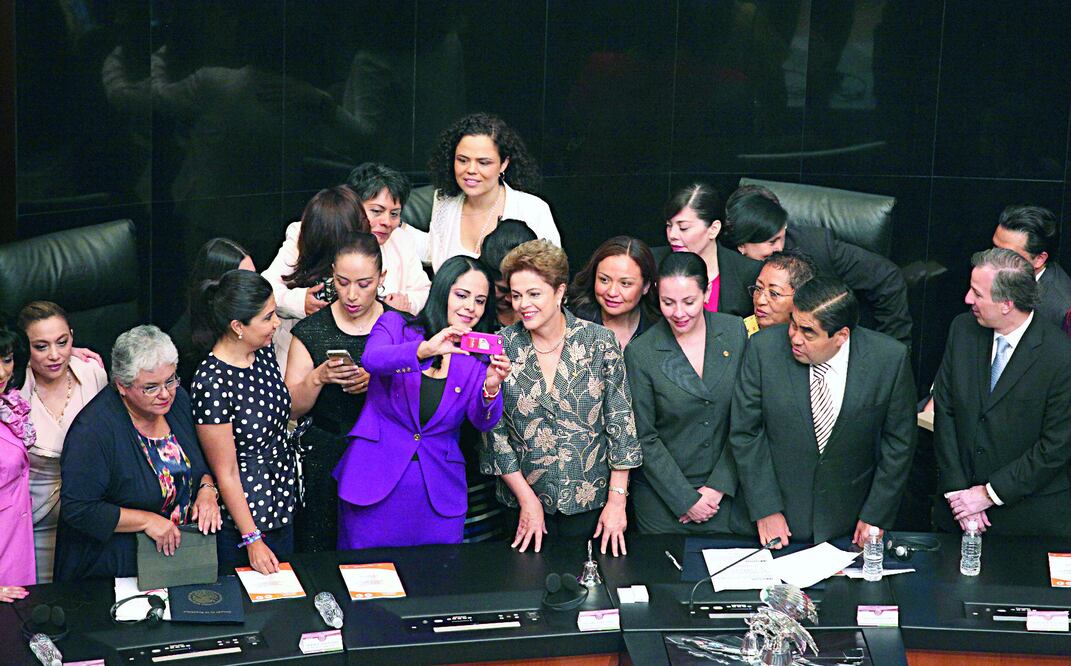 Temas como música brasileña y futbol se escucharon en el recinto. Al final, legisladoras aprovecharon para tomarse una selfie con Rousseff (VALENTE ROSAS / EL UNIVERSAL)