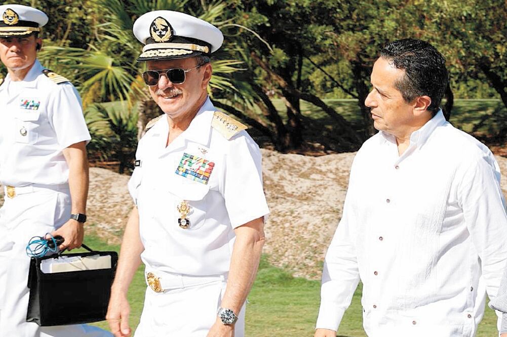 El secretario de Marina, José Rafael Ojeda Durán, informó al gobernador Carlos Joaquín González que la primera embarcación de diseño estará lista en seis meses y costará 15 millones de pesos. Foto: CONGRESO DE QUINTANA ROO