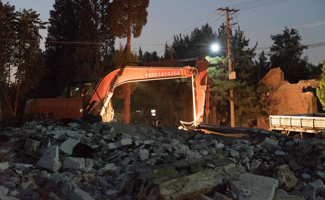 Una máquina de demolición se ve junto a un estudio del artista Ai Weiwei en Beijing. Foto: AFP / Pak Yiu