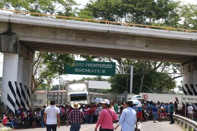 Maestros y padres de familia realizan bloqueo en puente fronterizo en Chiapas