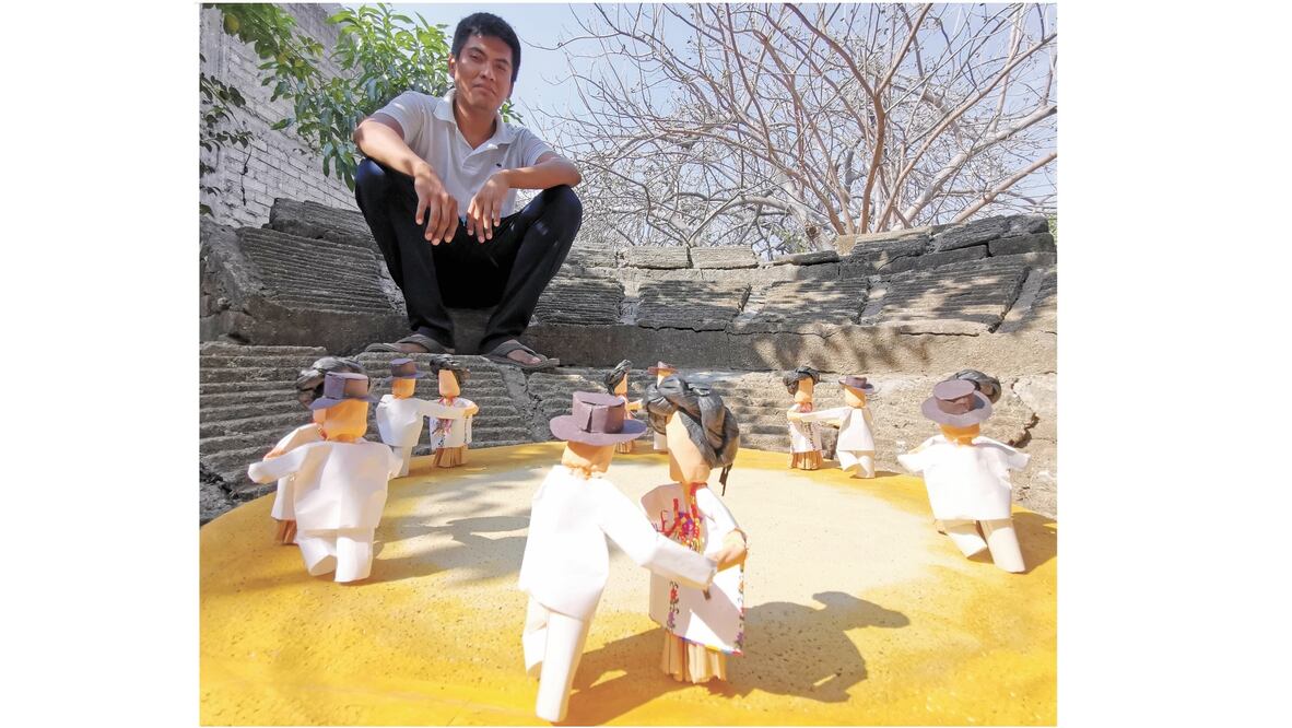 Para realizar el baile típico oaxaqueño, José Luis hizo una representación del auditorio en el patio de su casa, donde acomodó cada grupo de minidanzantes que entrarían al escenario. Foto: EDWIN HERNÁNDEZ. EL UNIVERSAL