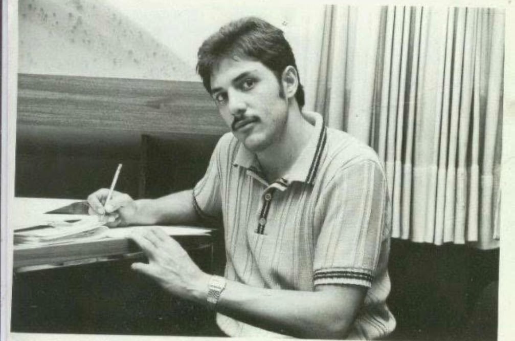 ustavo Peñalosa Castro (1959-2026) fue poeta, editor y maestro. Tras un accidente sufrido en la adolescencia, desarrolló una intensa labor intelectual vinculada al trabajo editorial, la docencia y las tertulias literarias, donde destacó por su humor corrosivo y su pasión por la filosofía y la literatura.