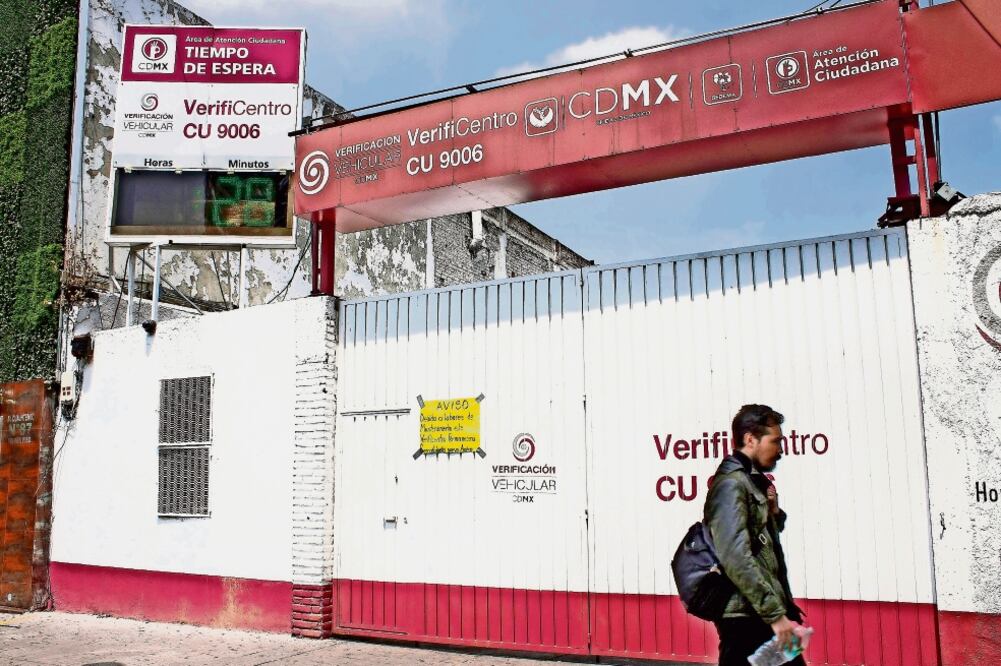 Según los informes de la Profepa, sólo un verificentro de tipo particular en la capital ha logrado normalizar sus líneas de medición (ARCHIVO EL UNIVERSAL)