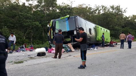 Vuelca autobús en QRoo; hay tres muertos y 32 heridos