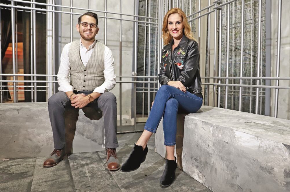 El escenógrafo Óscar Acosta y la actriz Chantal Andere. (BERENICE FREGOSO. EL UNIVERSAL)